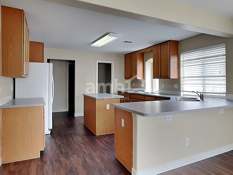 19052 E 53rd Ave — Photo 3