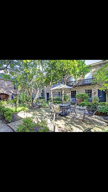 Facing Quiet Courtyard