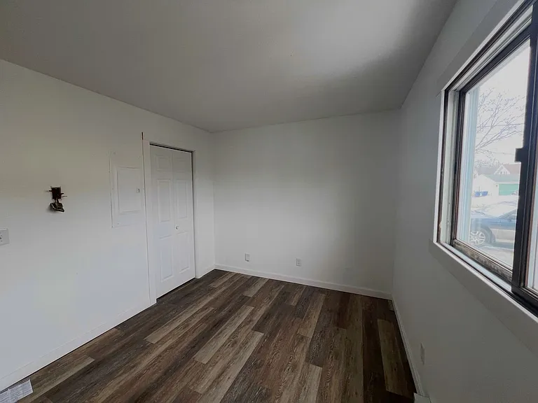 909 Genrich St — Photo 8