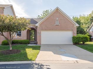 23740 W Lake Cir, Trenton, MI 48183