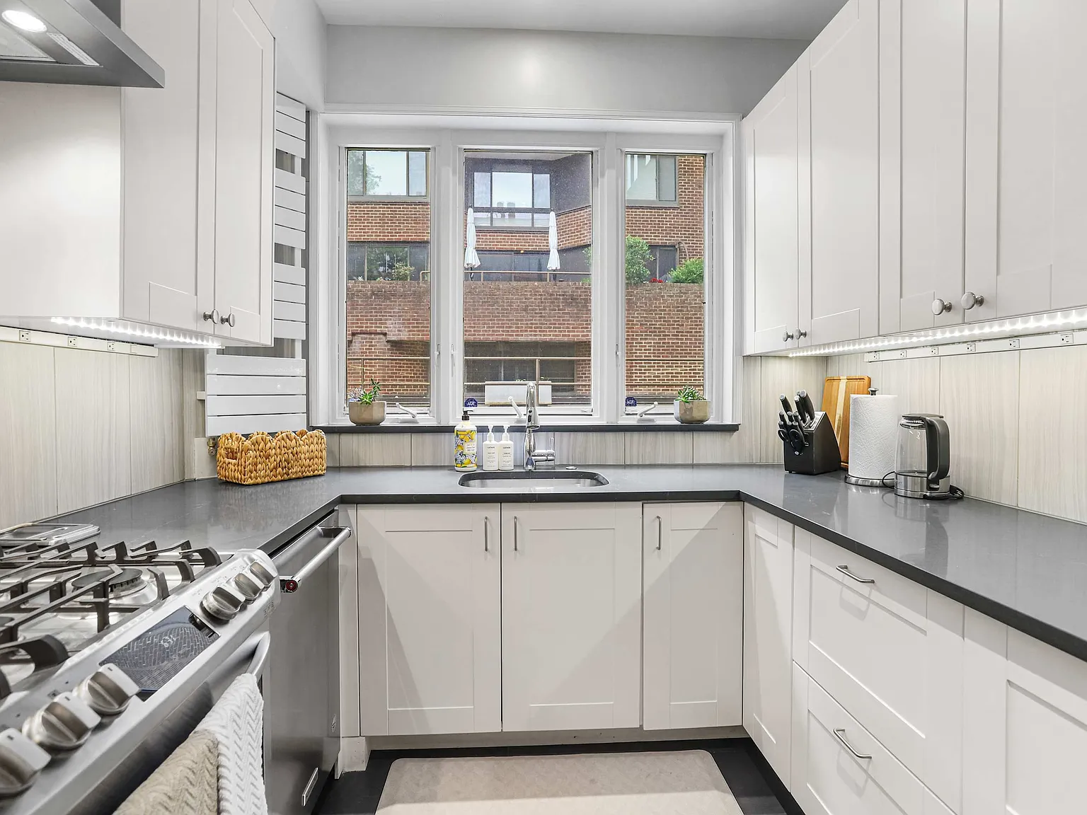 2 bed, 2.5 bath, 1436 sqft, $9,000 — Photo 2