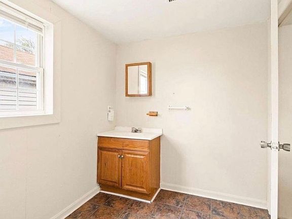 3rd image of 439 West Ln