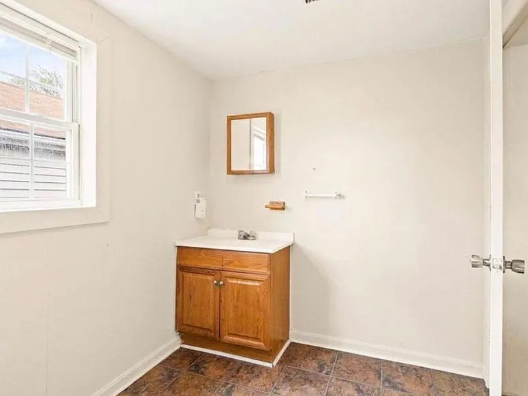 439 West Ln — Photo 3