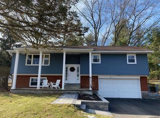 3 Oaktree Ln, Niskayuna, NY 12309