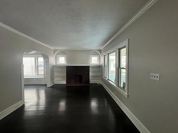 3rd image of 2098 Clarence Ave