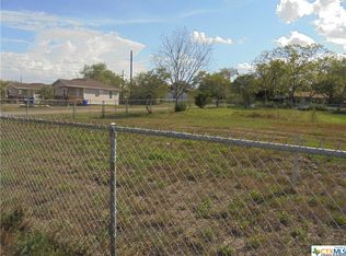 110 Garrett St, Yoakum, TX 77995