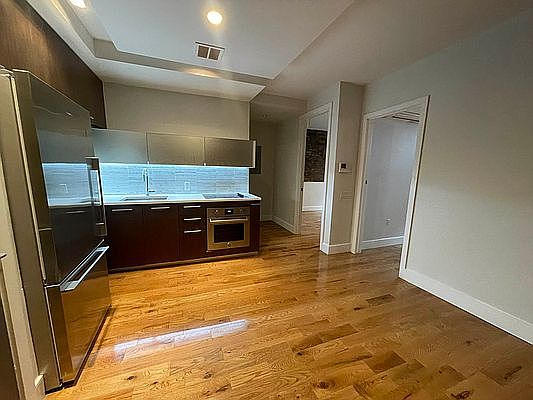 5th image of 72 Willoughby St #B2