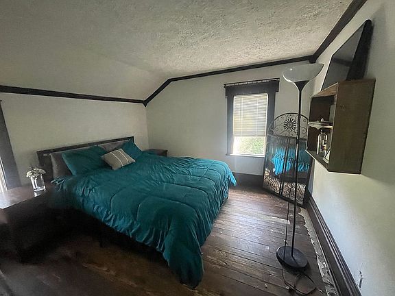 Bedroom w/ walk in closet