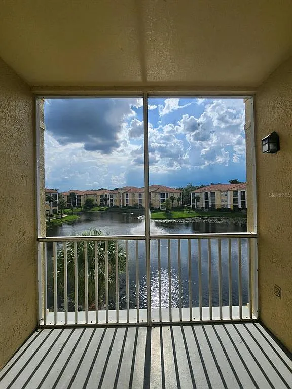 4 bed, 2.0 bath, 1372 sqft, $2,000 — Photo 2