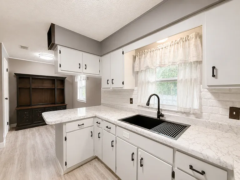 439 Saturn Ln W — Photo 5