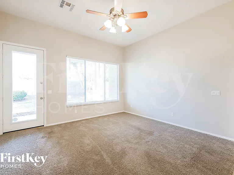 7834 W Robin Ln — Photo 8