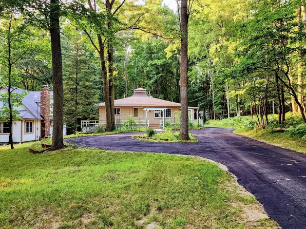 9849 Frontenac Dr, Stanwood, MI 49346