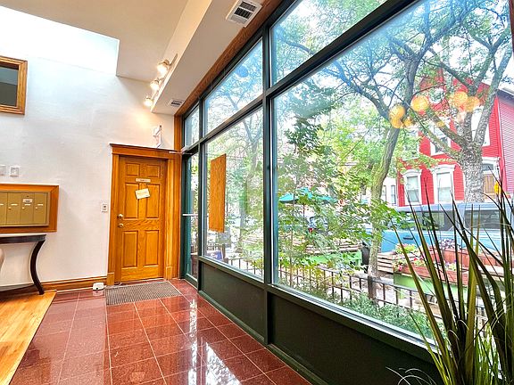 5th image of 611 W Briar Pl Suite 6