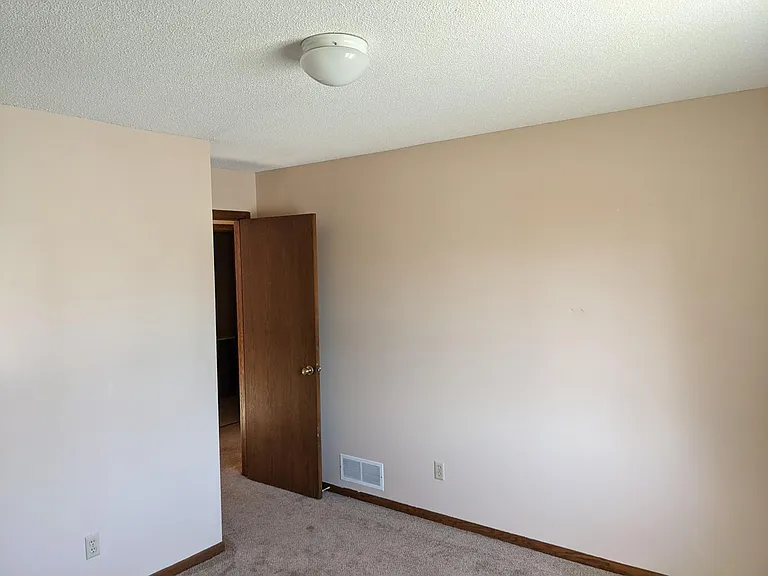 2300 Amberwood Dr — Photo 26