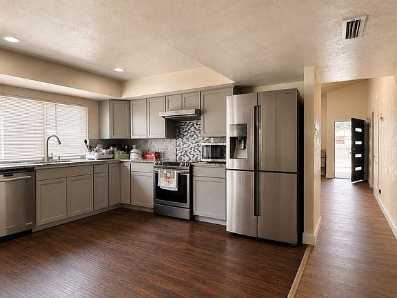 5th image of 2929 Pinewood Dr