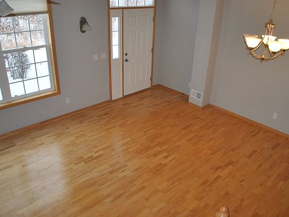5th image of 1194 Hillvale Ave N