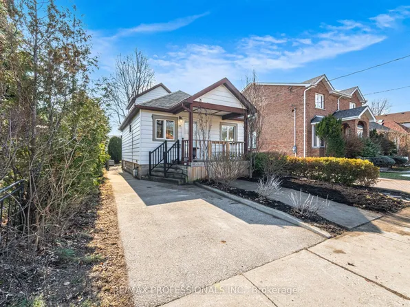 35 Waniska Ave, Toronto, ON M8Y 1R1