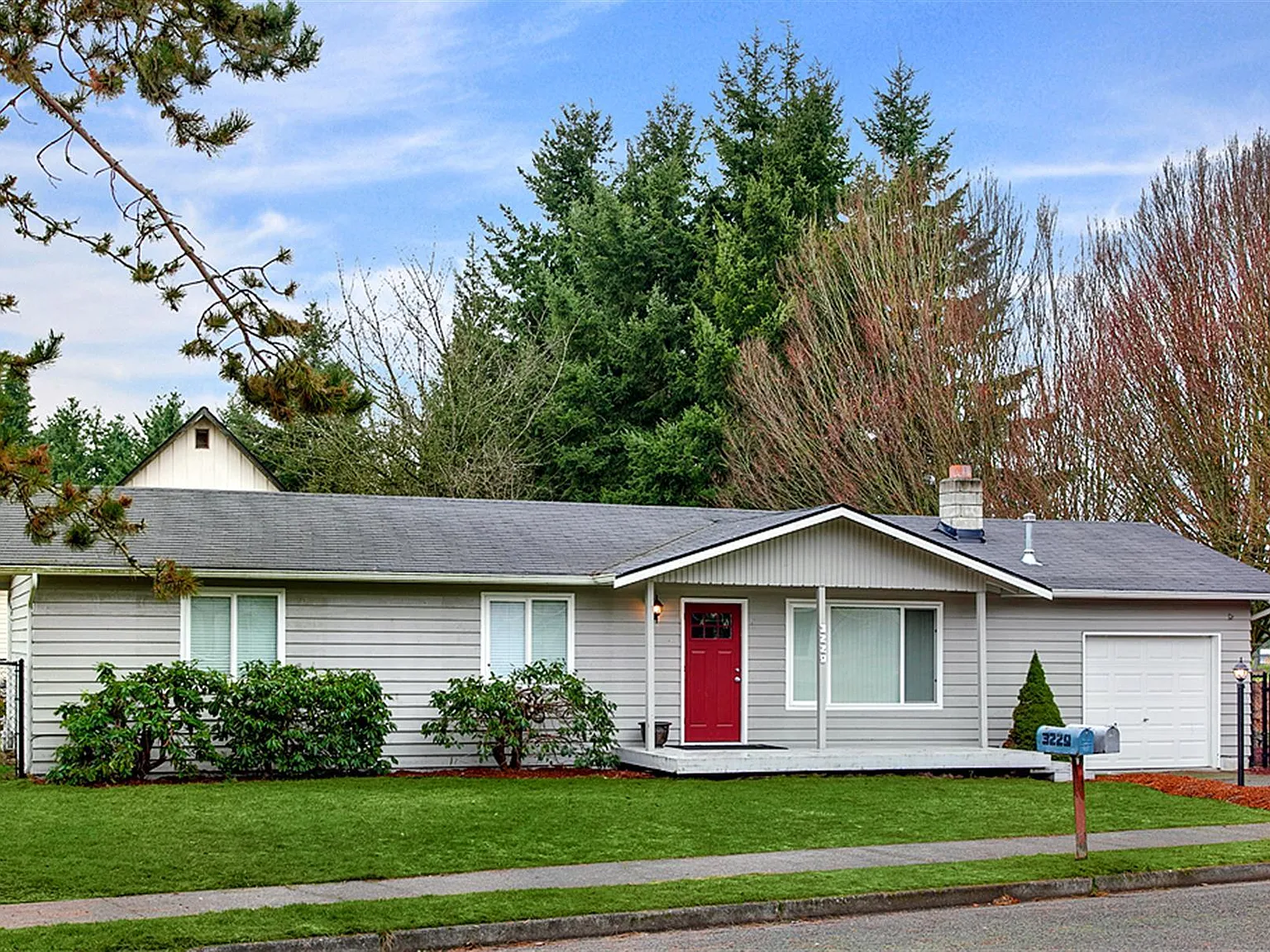 3 bed, 1010 sqft, $2,415 — Photo 1