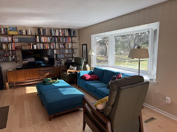 3rd image of 18 Cricklewood Cir