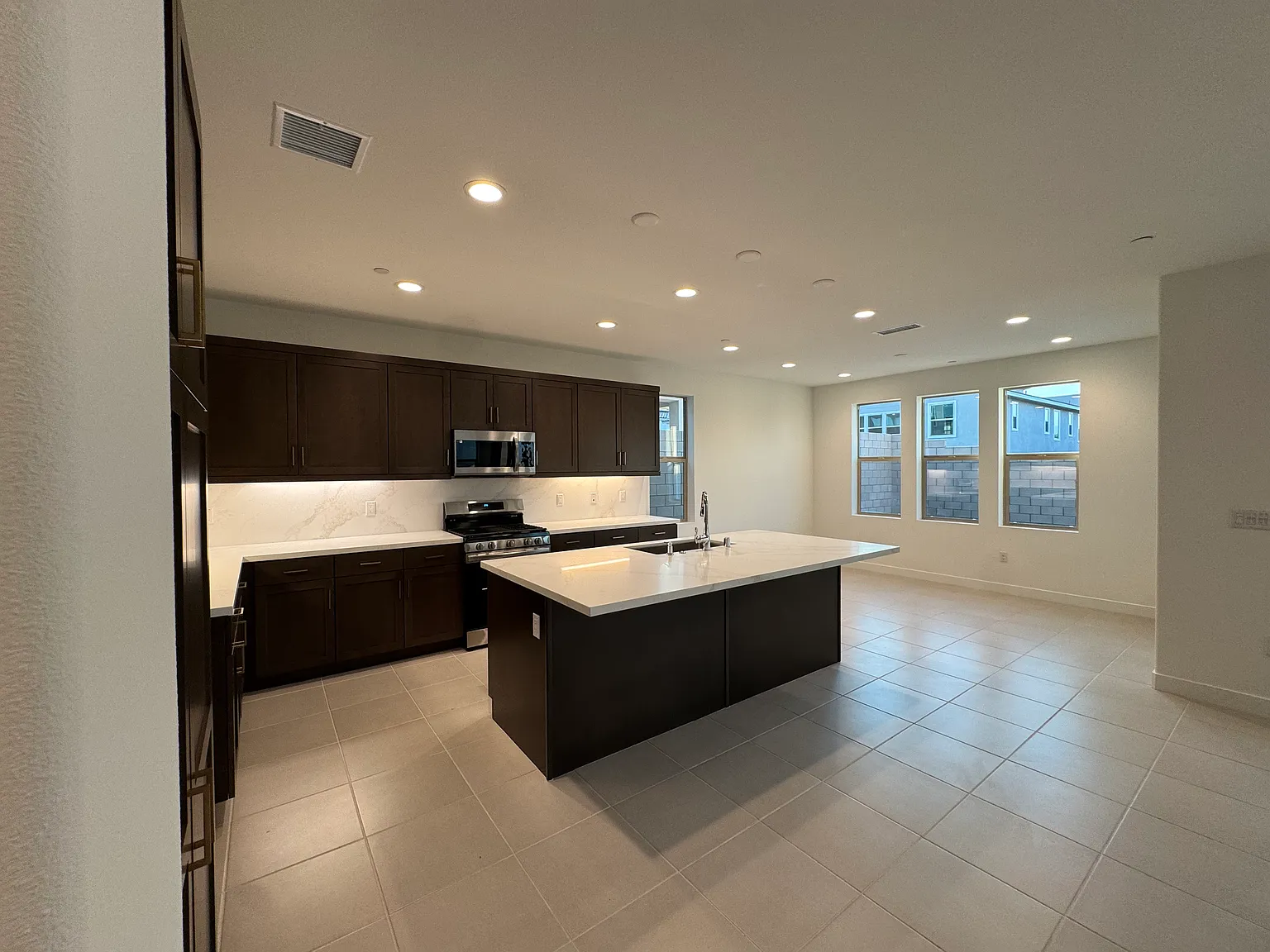 5 bed, 3000 sqft, $4,200 — Photo 4