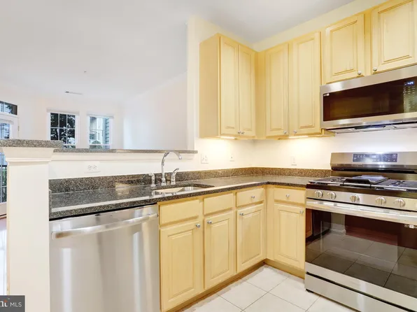 2465 Army Navy Dr #1-108, Arlington, VA 22206