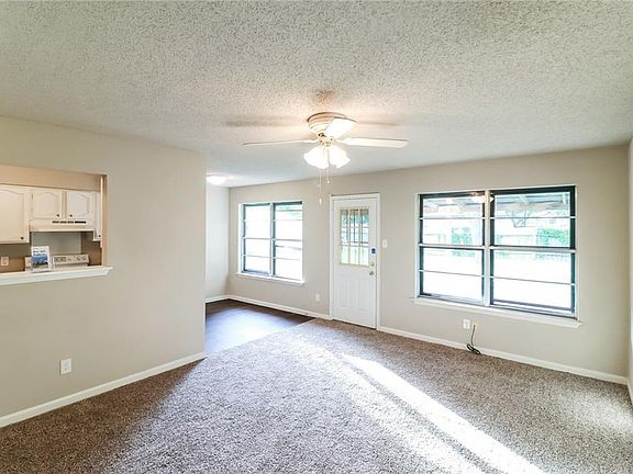 3rd image of 1502 Meadows Dr