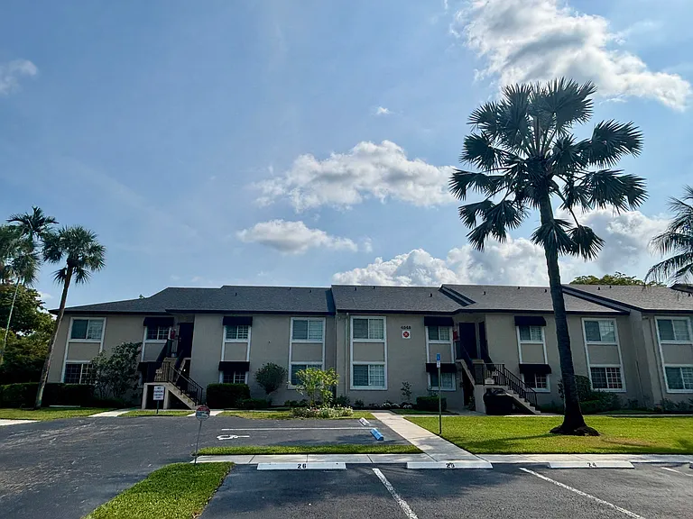 4040 Crystal Lake Dr #101 — Photo 3