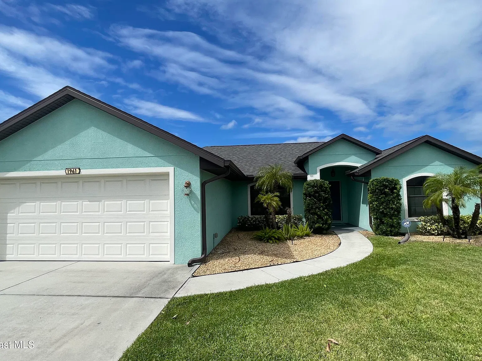 3 bed, 2.0 bath, 1458 sqft, $2,200 — Photo 1