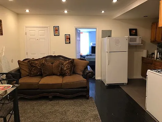 Rented by Premier Metro Realty Corp | media 4