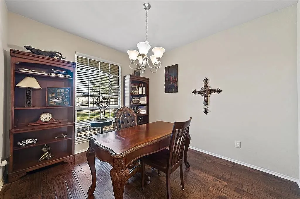 4 bed, 2340 sqft, $2,700 — Photo 2