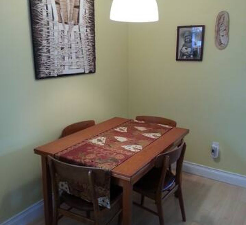 table can extende to seat up to eight people