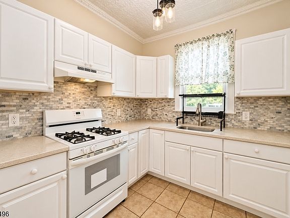 5th image of 31 Blakely Pl #1