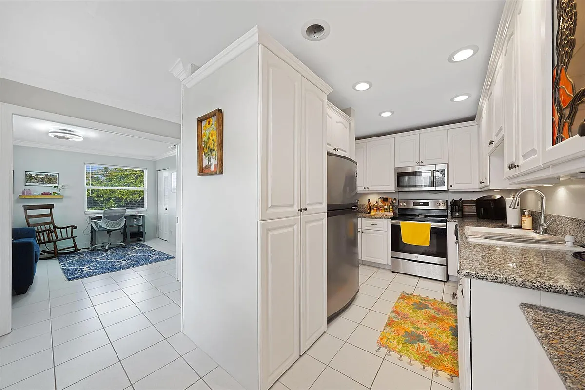 Building Photo - 2835 SW 13th St #1