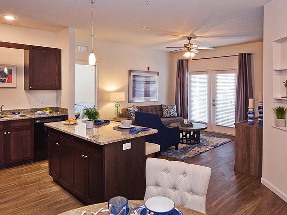 The Oaks at Southlake Commons Luxury Apartments