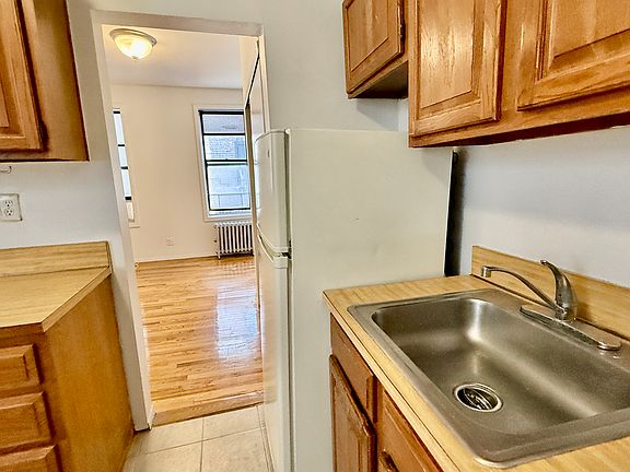 4th image of 259 E 10th St APT 3