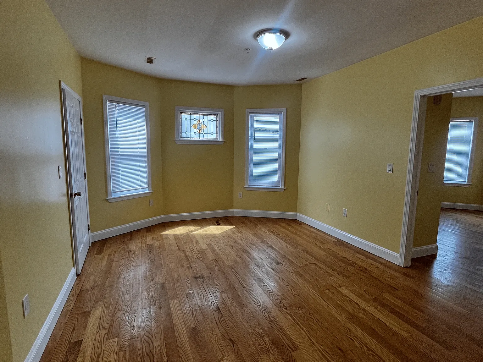 3 bed, 1.0 bath, 1400 sqft, $3,000 — Photo 4