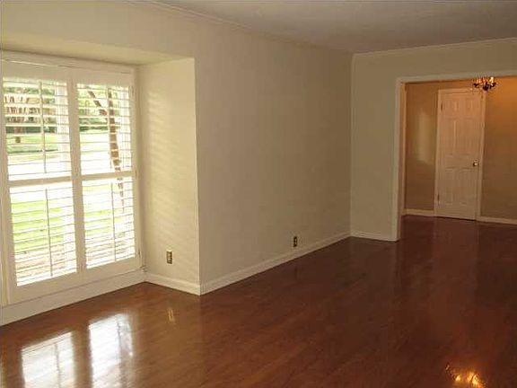 3rd image of 3015 Boxwood Dr