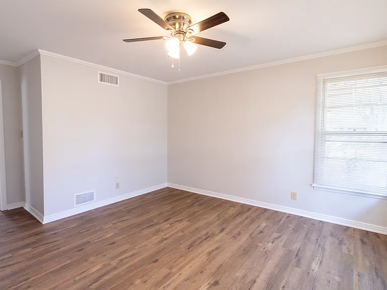 2400 Hampstead Ln — Photo 26