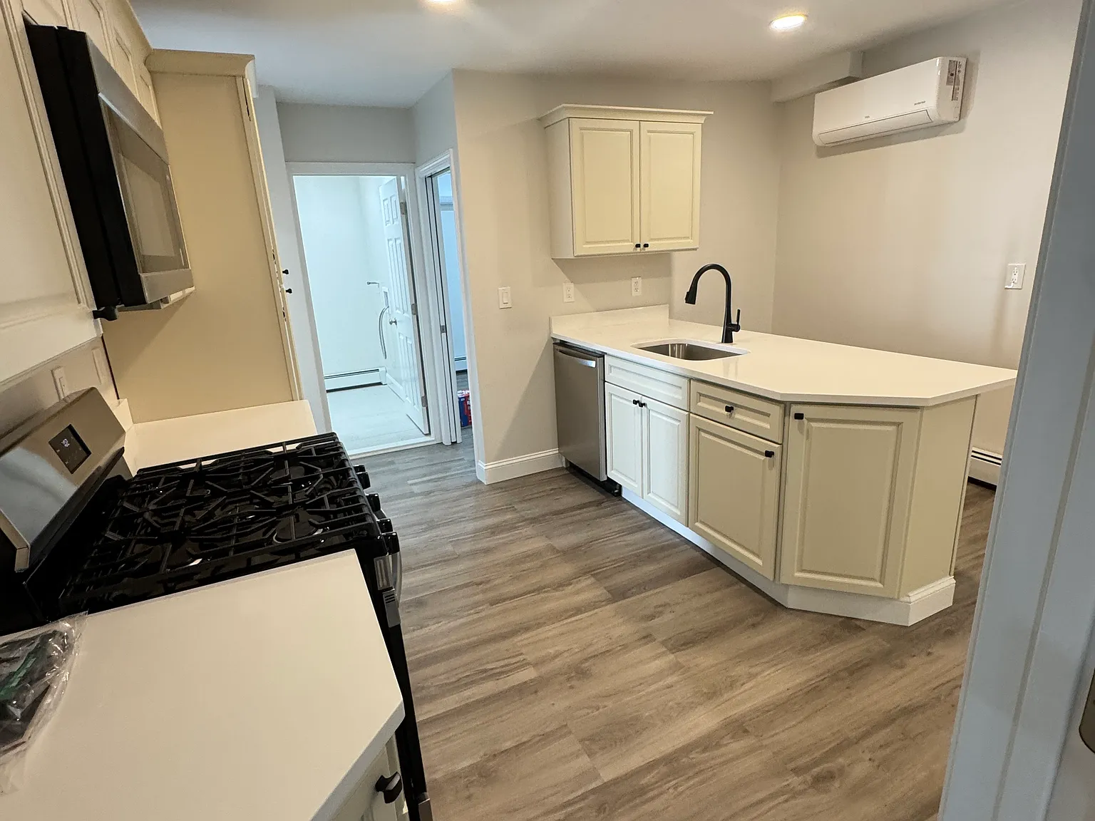 2 bed, 700 sqft, $2,400 — Photo 1