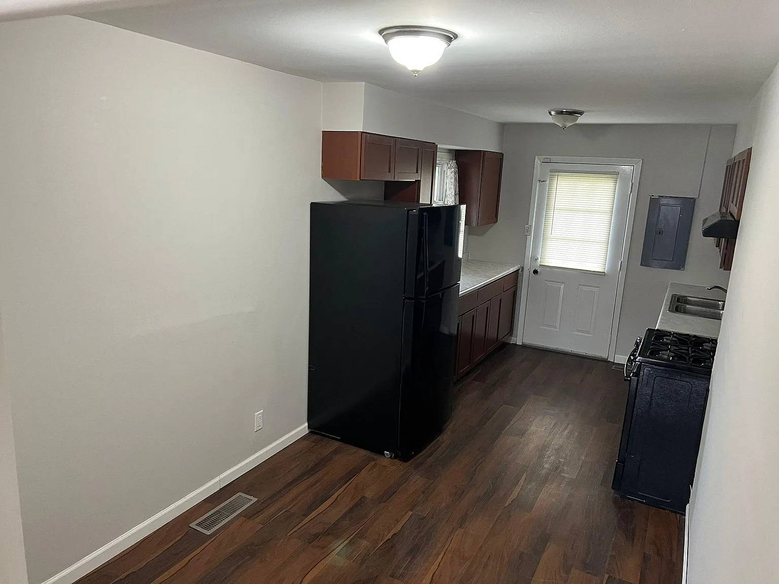 3 bed, 1000 sqft, $2,450 — Photo 2