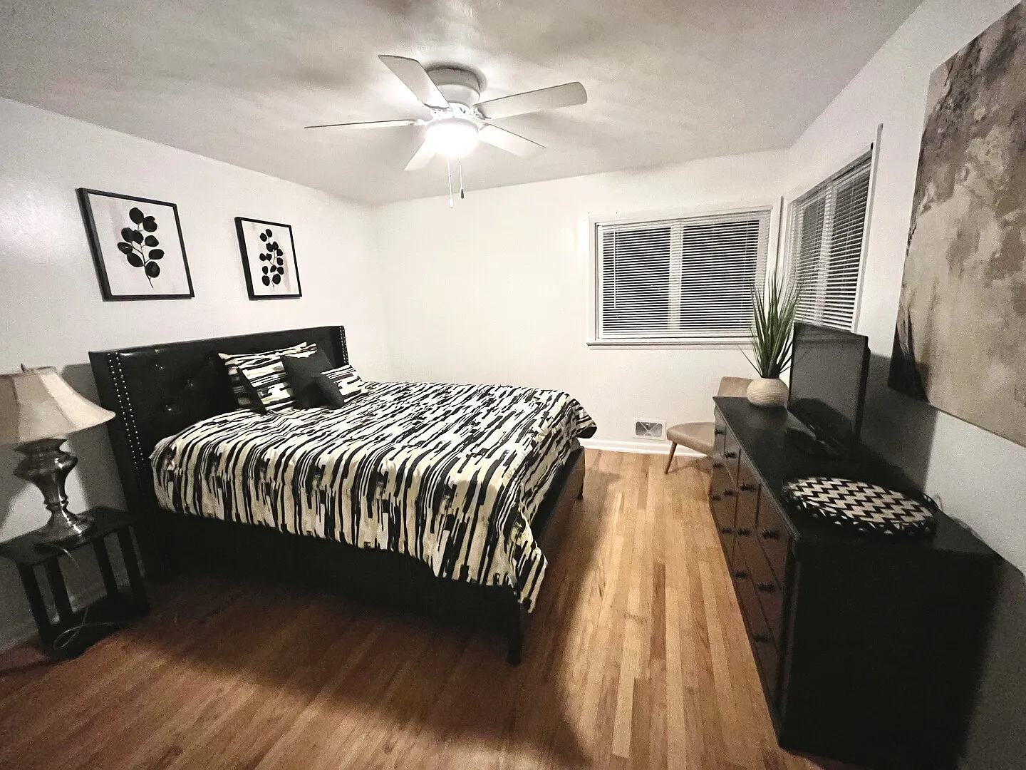 Centrally Located Cozy and Spacious Home — Photo 4