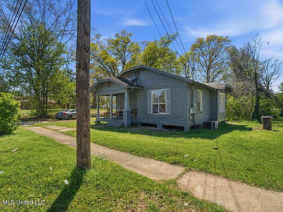 3rd image of 1005 Summit St