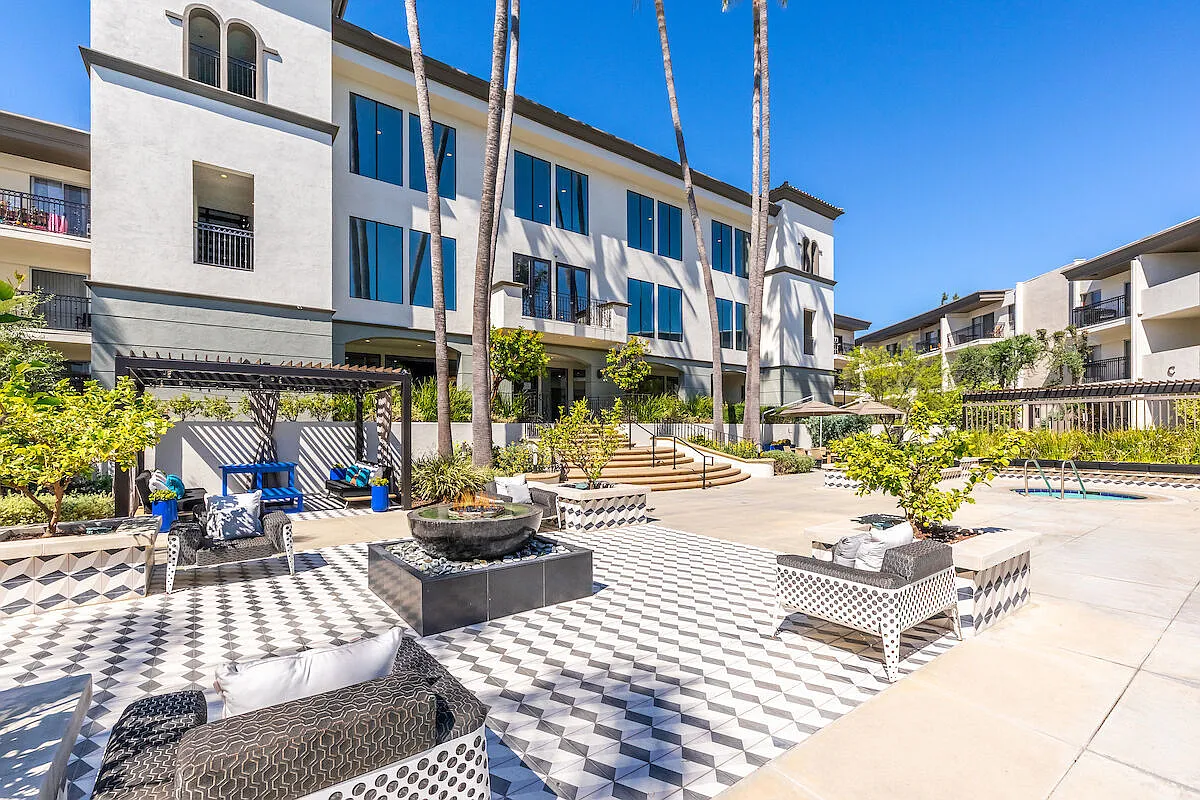 Plaza at Sherman Oaks — Photo 4