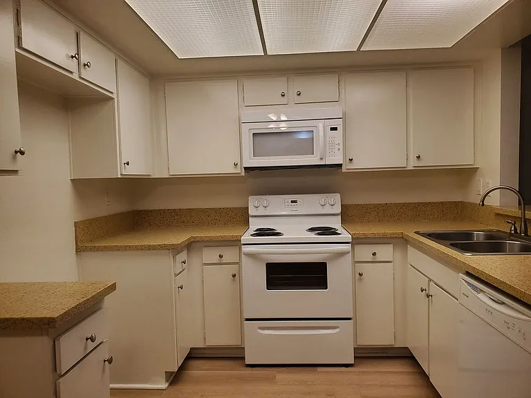 Villa Valencia Apartments — Photo 9