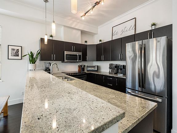 5th image of 2632 Pauline St #404