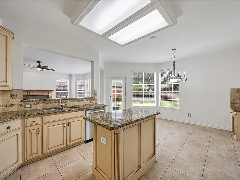 4758 Ridgeland Dr — Photo 8