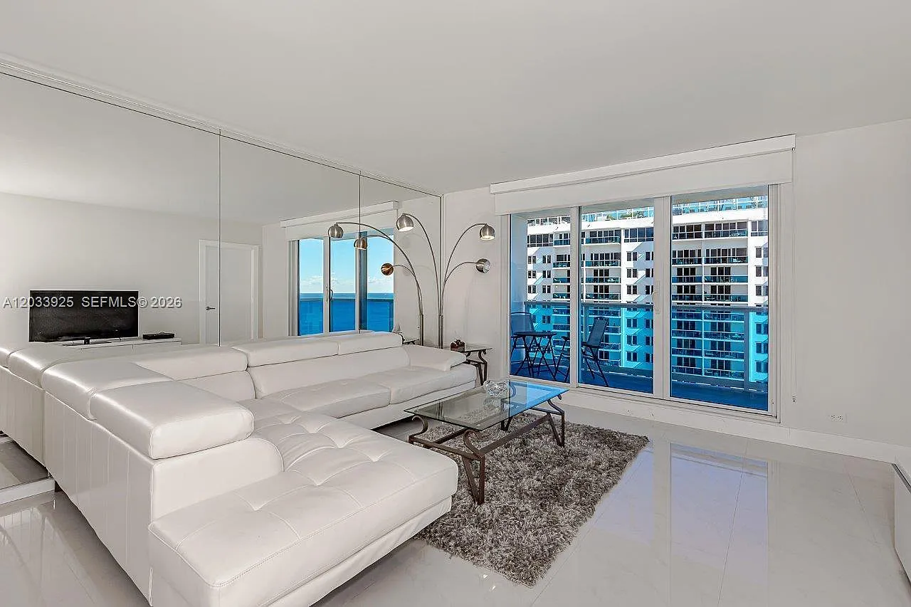 Roney Palace Condo — Photo 4