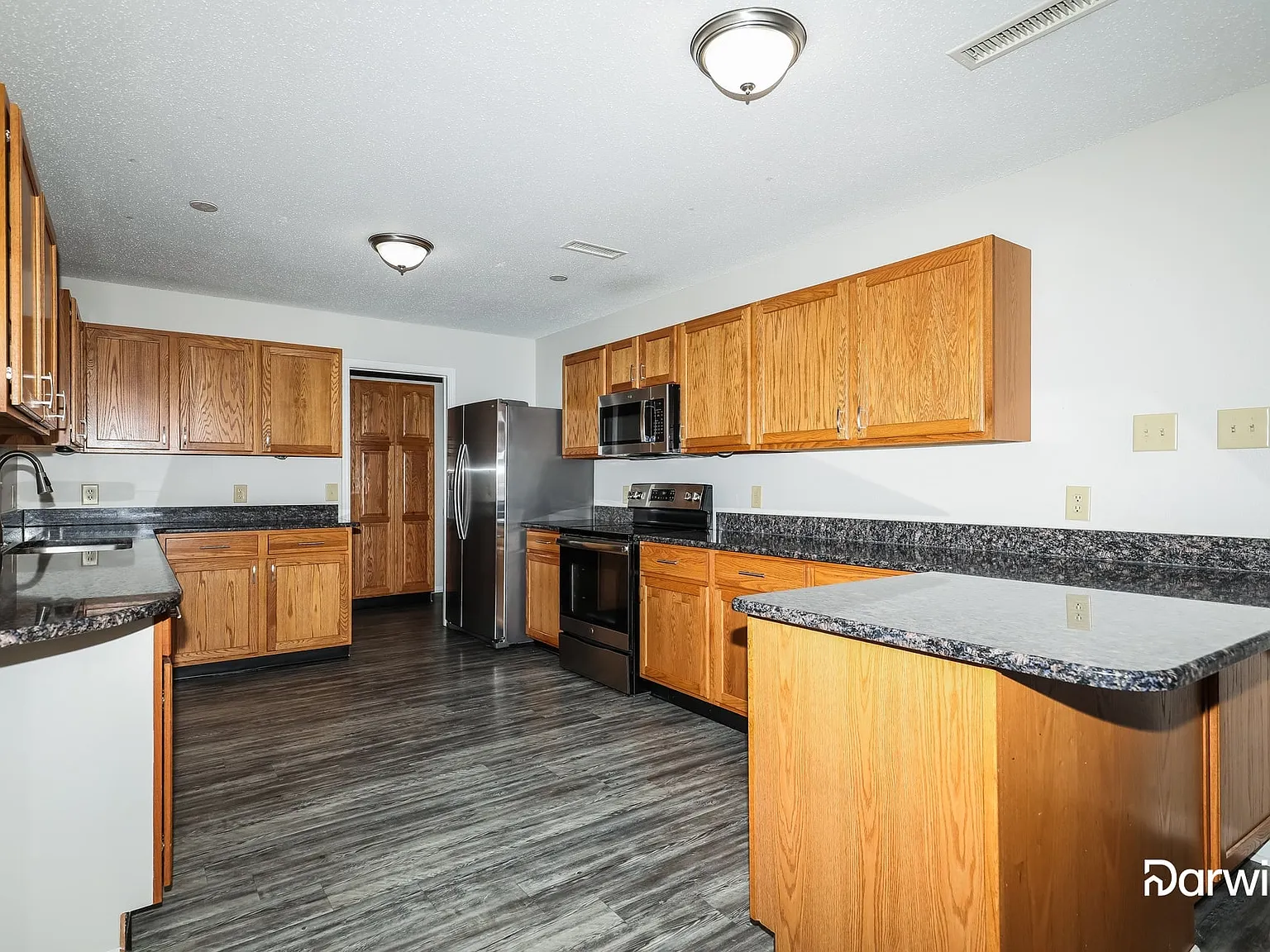 3 bed, 2.5 bath, 2296 sqft, $2,070 — Photo 2