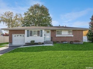 252 W 10th St, Deer Park, NY 11729