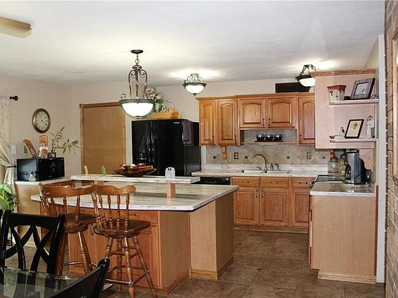 3rd image of 1409 Steinburg Ln